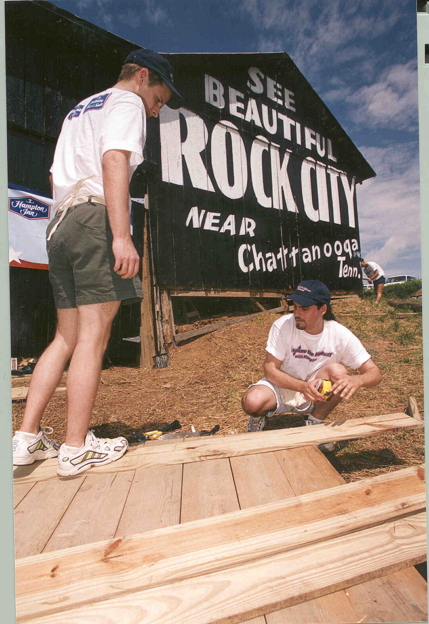 Hampton employees and community volunteers partnered together to repaint and restore the “See Rock City” barn on June 15, 2000, rebuilding the walls, doors, and roof. Traveling from Nashville, First Lady Martha Sundquist was on-hand assisting the efforts to restore the 60-year old icon.