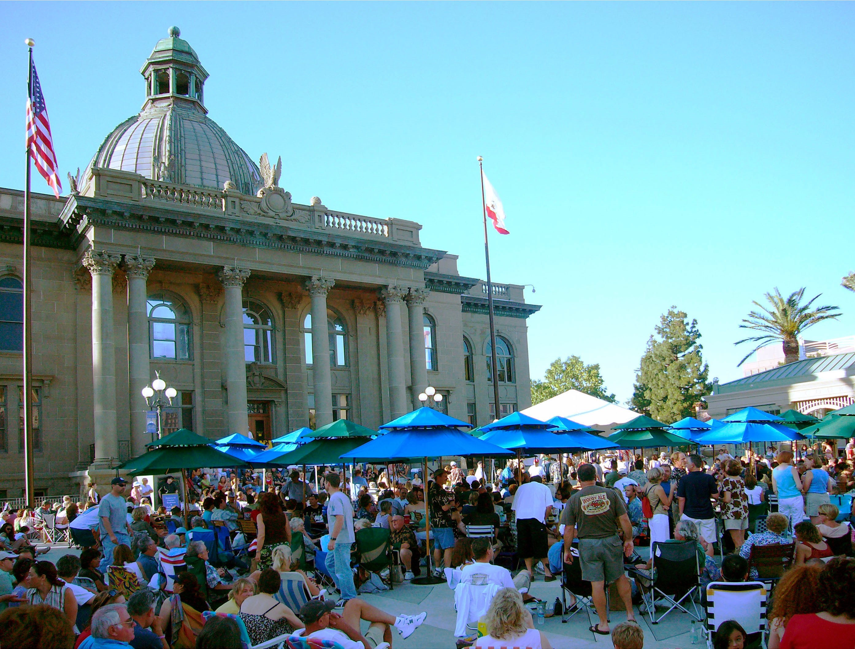 A crowd enjoys a concert in Redwood City's Courthouse Square. The Courthouse dates to 1910.