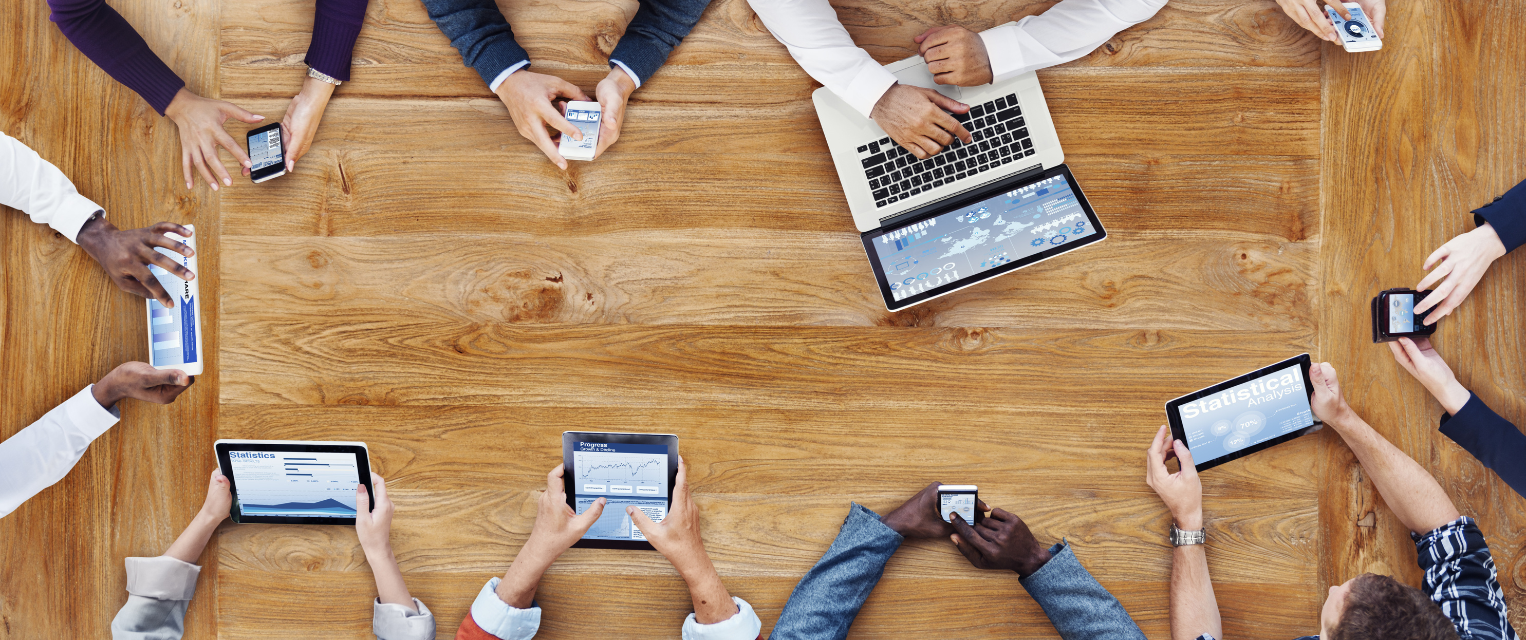 ©Rawpixel Fotolia - business people working with technology around a table