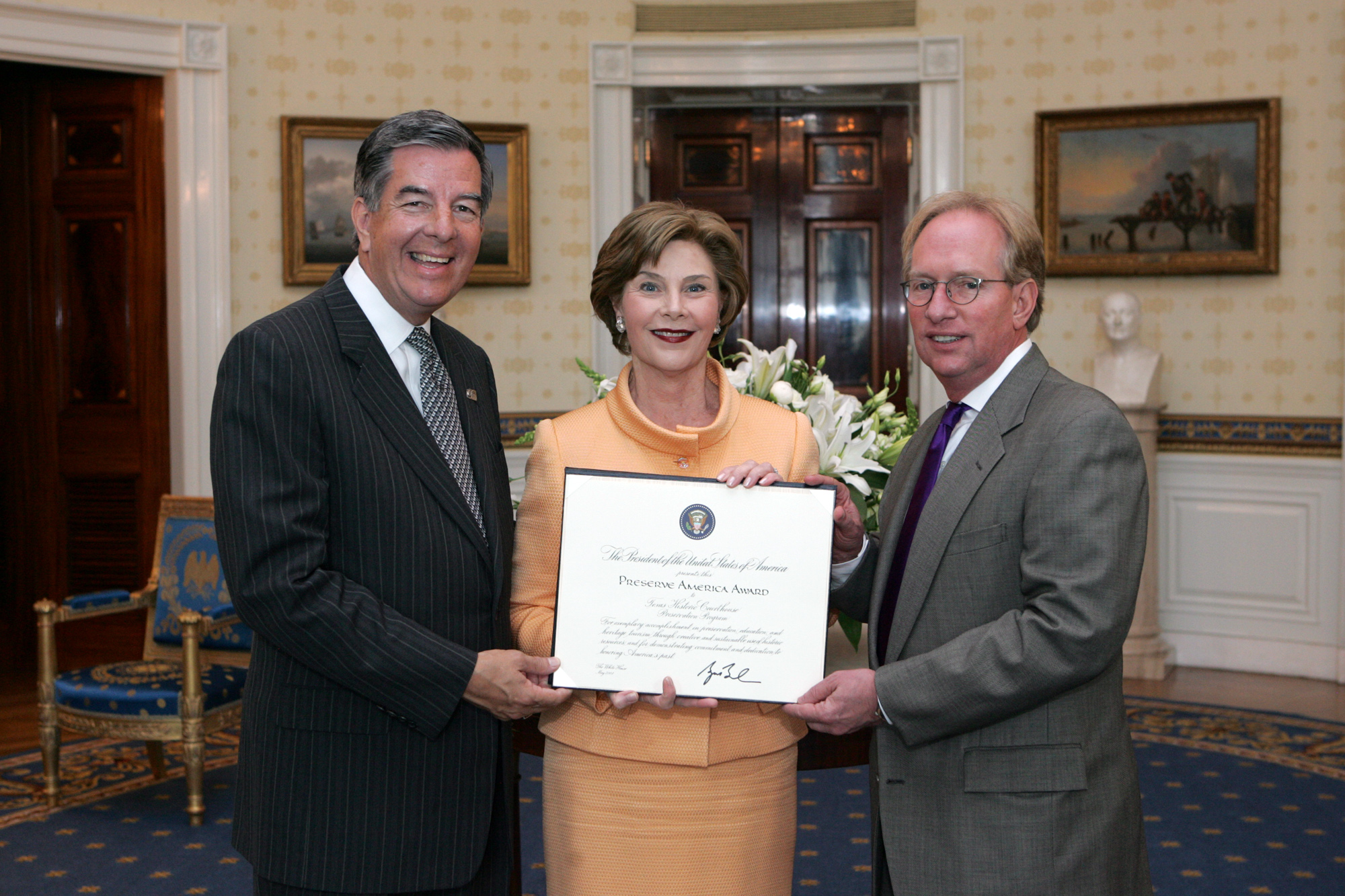 Laura Bush with Larry Oaks and David Gravelle of the Texas Historic Courthouse Preservation Program