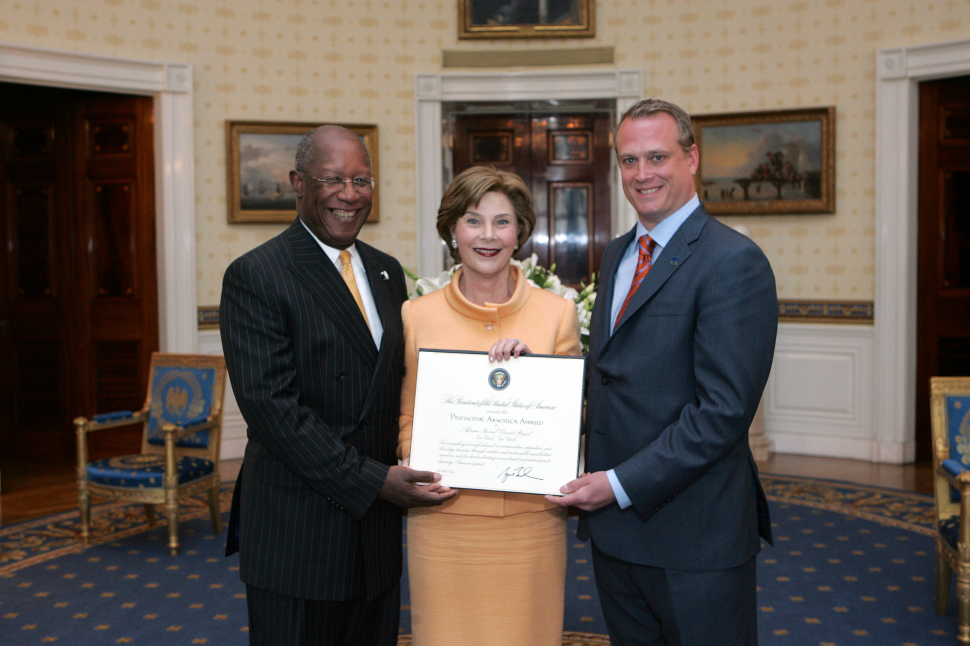 Laura Bush with Mark Dremel and Howard Dodson of the African Burial Ground Project