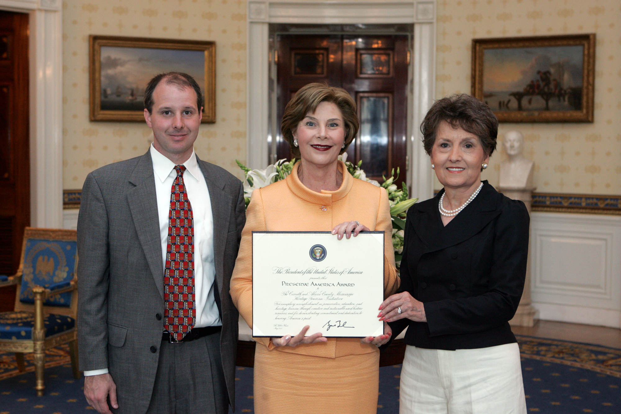 Laura Bush with Howard Dodson and Mark Dremel of the Corinth and Alcorn County Mississippi Heritage Tourism Initiative