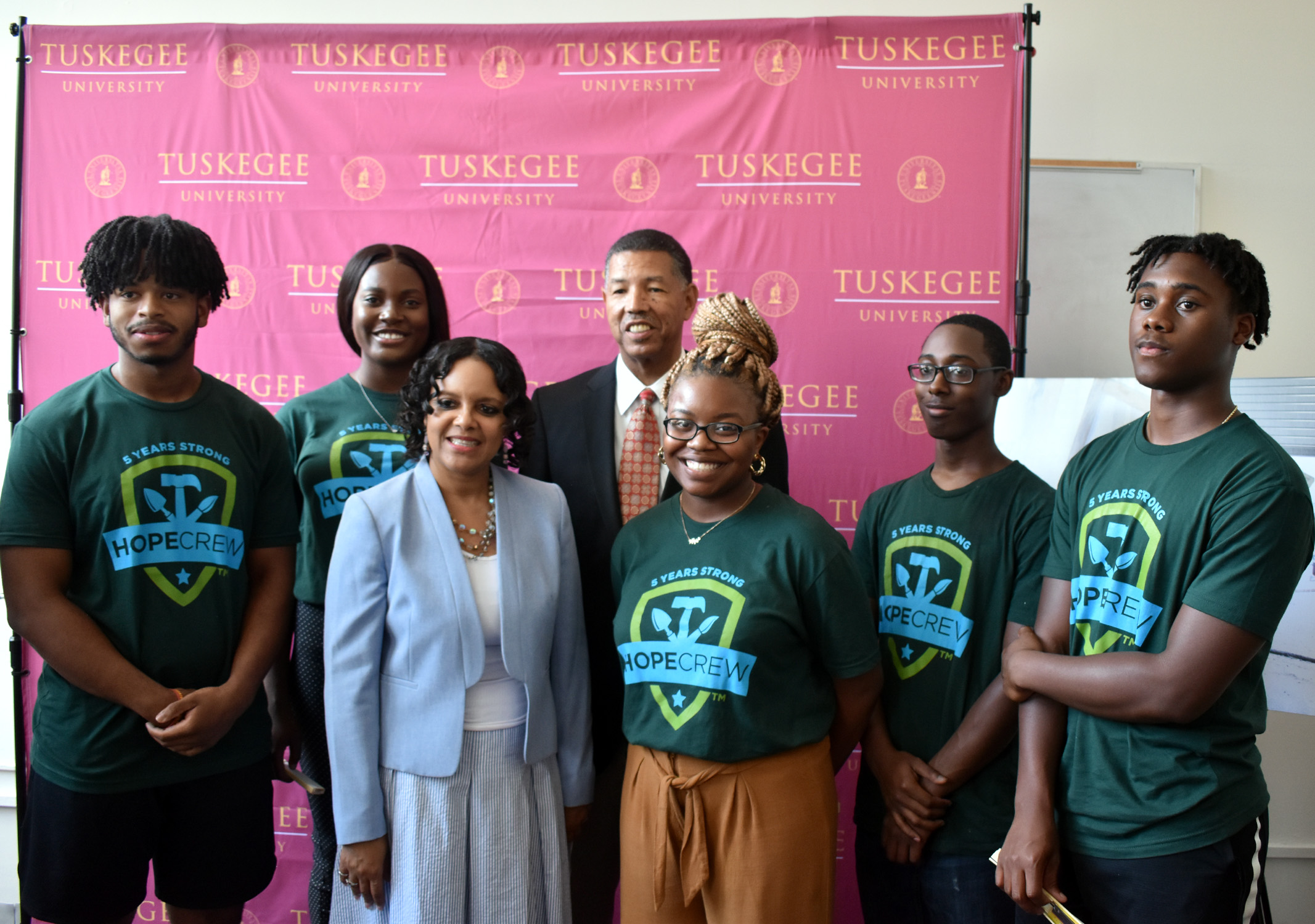 Students and School of Architecture Dean Carla Bell with Tuskegee Mayor Tony Haygood