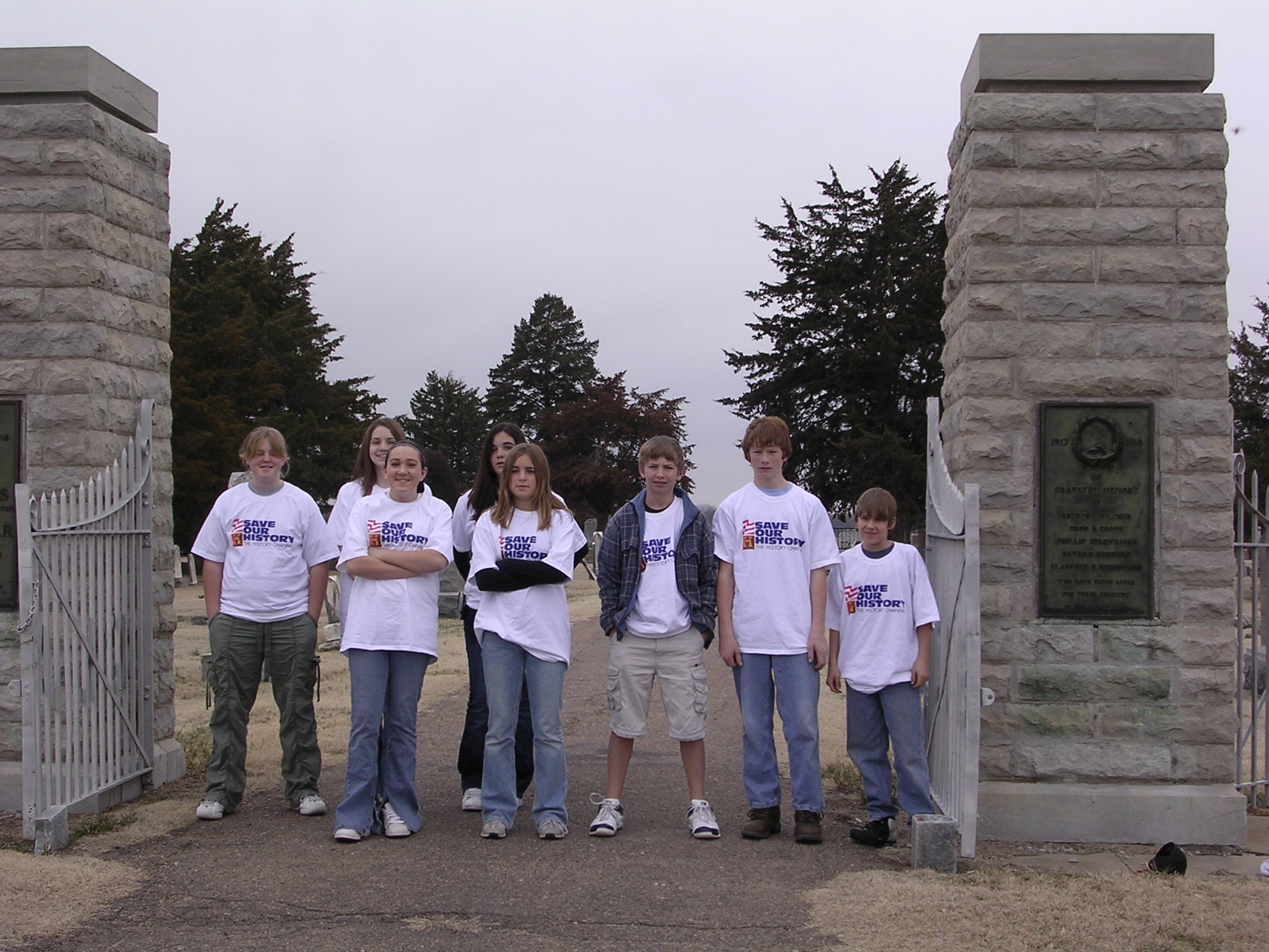 Student volunteers who researched Civil War veterans buried in the Glasco Cemetery.