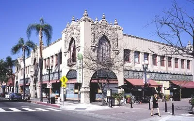 The Santora Building is a 1928 Spanish Colonial Revival structure boasting a distinctive facade. From 1934 to 1944, Daninger’s Tea Room occupied much of the second floor, attracting the likes of Jack Benny, Milton Berle, Lucille Ball, Gracie Allen, and George Burns. Today, the Santora is home to art galleries, stores and restaurants.
